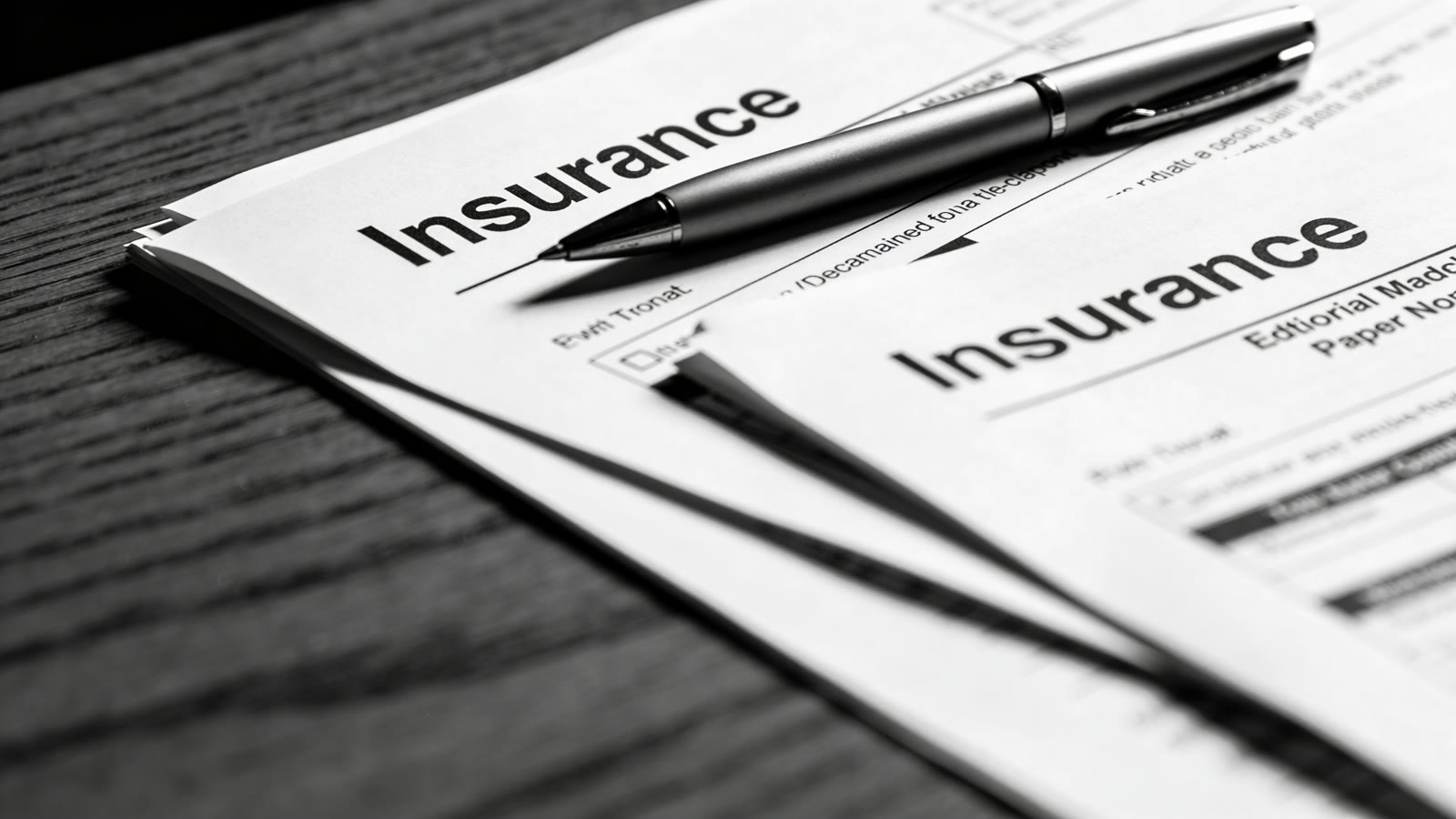 Contrat d'assurance habitation posé sur une table avec un trousseau de clés
