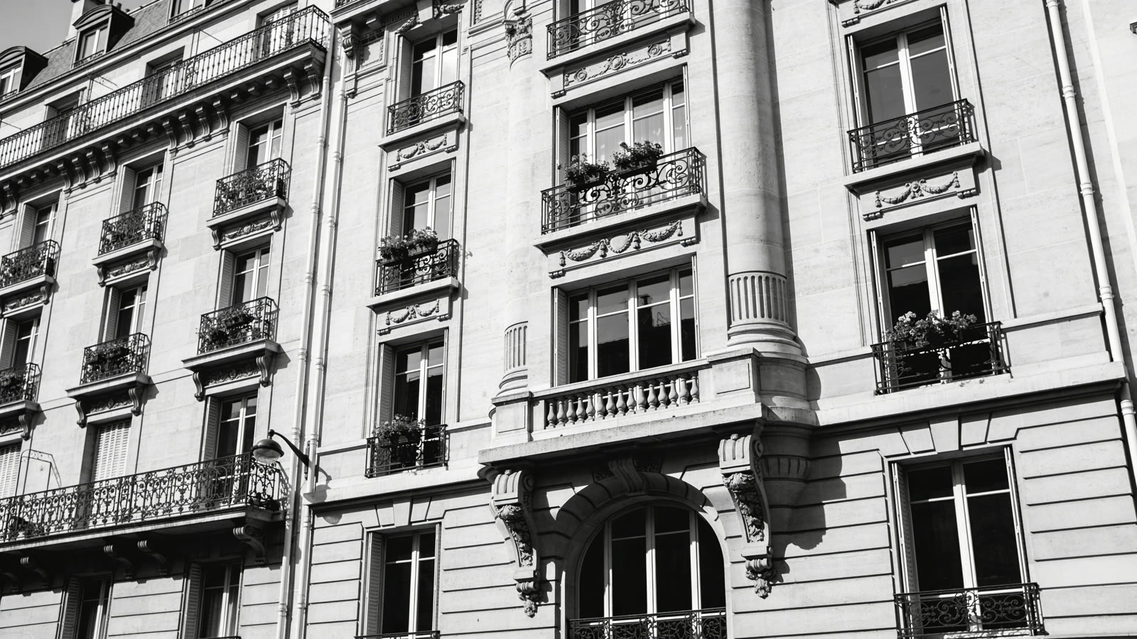 Façade d'immeuble haussmannien parisien en plein jour